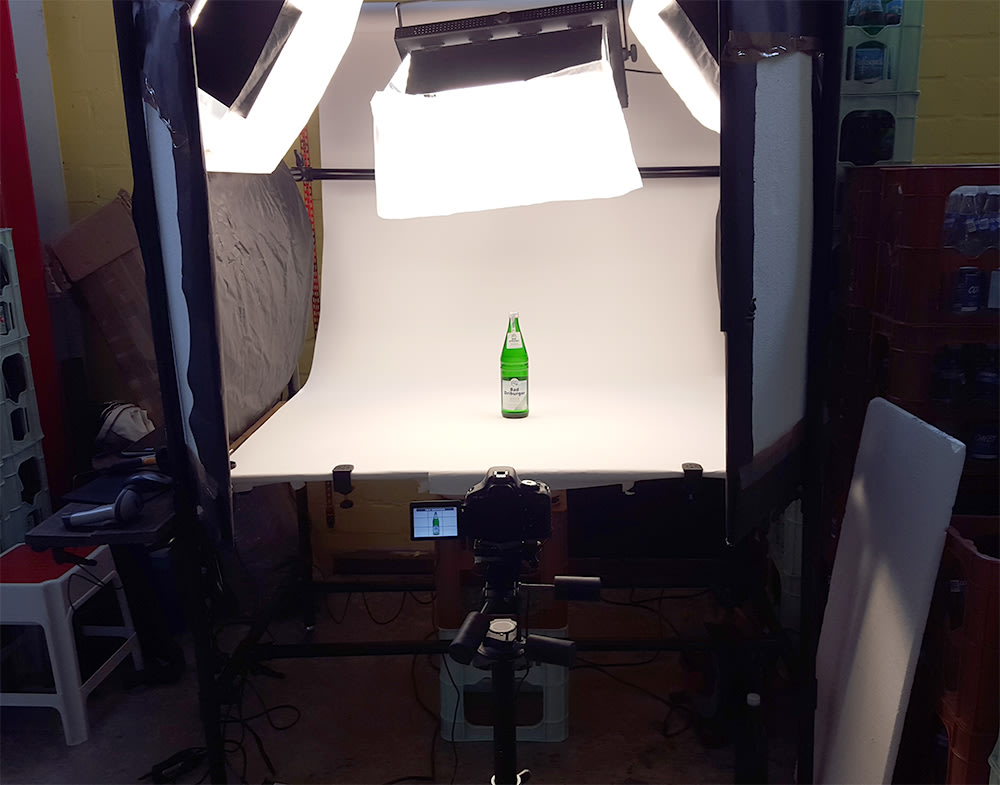 Setup Foto-Aufnahmetisch mit Kamera Frontal mit Flasche